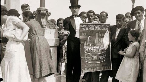 Gijoneses en el Muro, en una fotograf�a de Constantino Su�rez