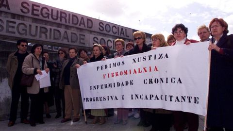 La primera concentraci�n de protesta de pacientes de fibromialgia registrada en el archivo fotogr�fico de La Voz de Galicia, correspondiente a abril del a�o 2001.