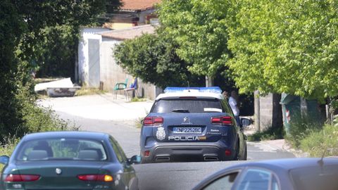 Imagen de archivo de una patrulla de la Policía Nacional ante el poblado de Los Chaquetas