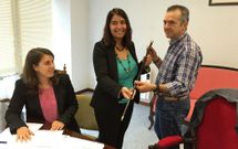 El nuevo alcalde recibe el bast�n de mando de manos de la nacionalista Ant�a Insua. 