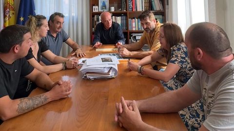Un momento de la reuni�n entre Concello y cofrad�a.