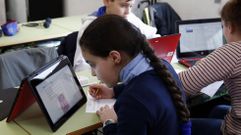 Foto de archivo de alumnos de primaria con los equipos de E-Dixgal