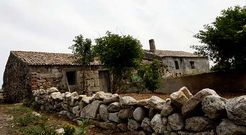 La recuperaci�n de la aldea fue retirada del plan Ribeira Atl�ntica y carece de financiaci�n.