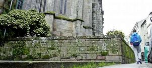 La idea del Concello era eliminar los muros que elevan el jard�n frente a la fachada principal del convento y crear un atrio pavimentado. Para elaborar el proyecto, los t�cnicos tomaron como referencia im�genes hist�ricas del convento, como la que tom� Zagala hacia 1900 (izquierda).