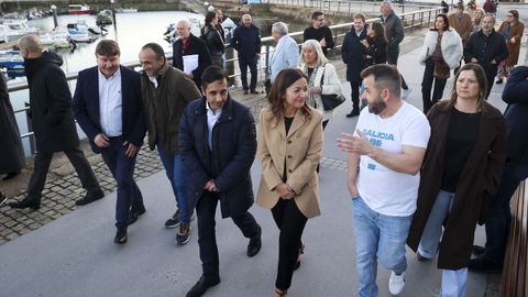 La conselleira do Mar, Marta Villaverde, el alcalde Rey Varela y el patr�n mayor Gustavo Chacartegui inauguraron la cuarta edici�n de la Festa do Marisco ayer por la tarde en las radas locales de Curuxeiras.