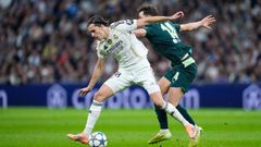Los gallegos �lvaro Carreras y Nico Gonz�lez pelean por un bal�n en un encuentro de la Champions entre el Real Madrid y el Manchester City