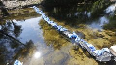 L�nea de sacos en el Verdugo para remansar agua del r�o