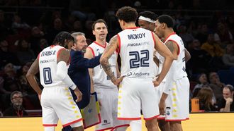 El t&eacute;cnico del Andorra, Joan Plaza, da instrucciones a sus jugadores en un par&oacute;n del encuentro en la cancha del Baskonia.