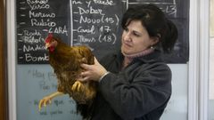Camino Ferrero, la veterinaria del centro, con la gallina Caponata, que fue hallada muy enferma en una calle de Fene hace tres meses