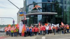 Representantes del Comit de Empresa Europeo de ArcelorMittal y de trabajadores de la multinacional protestan a la puerta de las oficinas del grupo empresarial en Bruselas (Blgica) por el plan de deslocalizacin a la India.