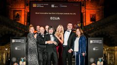 Alejandro Touri�o, socio director del bufete Ecija, en el centro, con el galard�n concedido al despacho en los �Financial Times Innovative Lawyers 2022�