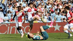 El central del Celta Javi Rodr�guez, durante el partido frente al Alav�s.