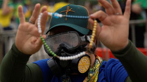 Bolsonarista muestra un rosario durante la toma del Congreso de Brasil.