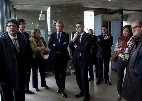 Rueda y el juez decano de Santiago en el nuevo edificio.