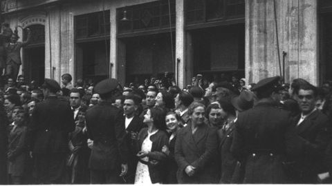 Caras sonrientes entre el pblico asistente a la Fiesta de la Repblica de 1936, en una imagen tomada por Constantino Surez