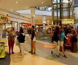 El contraste: mientras en algunos centros comerciales no han logrado recuperarse del envite de la crisis, otros empiezan a remontar el vuelo.