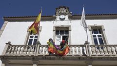 Ayer fue retirada la bandera LGTBIQ+ del consistorio