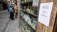 Oferta de empleo reciente anunciada en la fachada de un comercio.
