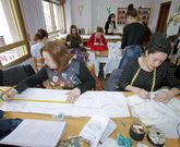 En las clases de corte y confecci�n se dise�a, se hacen patrones y, por supuesto, se cose. 