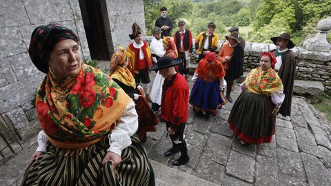 Mostra de traxes tradicionais elaborados pola asociación Espadelas en San Paio de Narla, Friol
