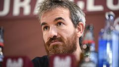 Rub�n Dom�nguez, entrenador del Pontevedra, durante una rueda de prensa en Pasar�n