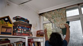 Una vecina afectada muestra las humedades en su vivienda