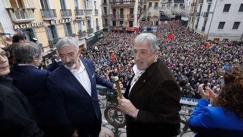 Joseba Asiron, con el bastn de mando en el balcn del ayuntamiento y la plaza llena de gente.