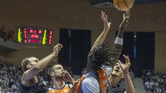 Andersson, Radoncic, Thiam y Kravic luchan por un rebote en el derbi Monbus Obradoiro-Leyma Coru&ntilde;a