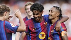 Ferm�n, Lamine Yamal y Raphinha celebran el gol del brasile�o.