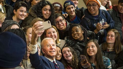 Biden se fotograf�a con unas estudiantes durante su campa�a en Simpson College, el pasado enero