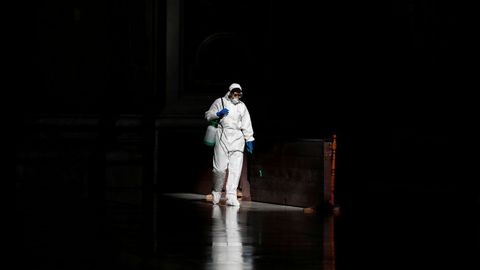 Ni la baslica de San Pedro del Vaticano se ha librado de las tareas de desinfeccin