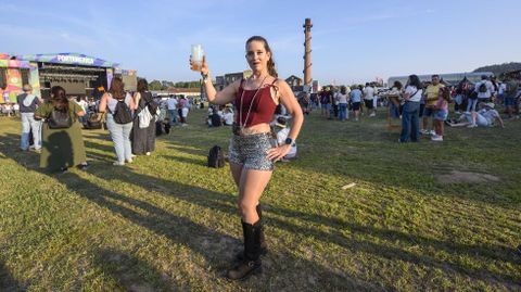 Iria, de Santiago, que se aconsej� con la IA para ir vestida al festival y combinar con la carteler�a.