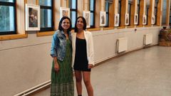 Ana de la Torre (derecha) y Patricia Gonz�lez en la inauguraci�n de la exposici�n  �Anhelos� en el centro sociocultural de Sober