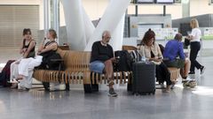Viajeros, el 7 de agosto, en el aeropuerto de Santiago-Rosal�a de Castro