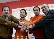 Luisito (segundo por la izquierda) estuvo escoltado en la rueda de prensa por el presidente, Alejandro Est�vez, su ayudante t�cnico, Roberto Vald�s, y el vicepresidente Jos� Ram�n Fern�ndez.