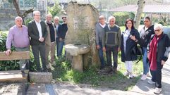 Manuel Pardo (segundo por la izquierda) con la asociaci�n de veci�os A Mezquita de A Merca.