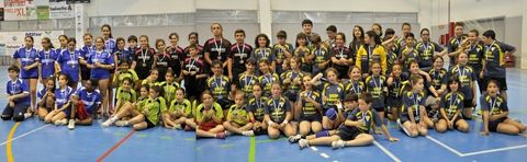 Los equipos que compitieron en el campeonato provincial de voleibol escolar el pasado sbado en Lugo posaron al final como todos los aos para la tradicional foto de familia