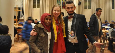 La voluntaria Malin Kepple posa con Huse�n, en la fiesta de Nochevieja adelantada en el centro de refugiados. 