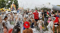 Centenares de ni�os participaron ayer en la fiesta del agua, organizada con motivo del 50 aniversario del barrio de Caranza.