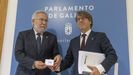 El conselleiro de Facenda, Miguel Corgos, entreg los presupuestos al presidente del Parlamento de Galicia, Miguel Santalices (izquierda)