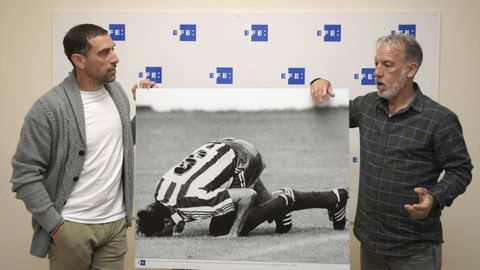 El exjugador del Real Oviedo Oli (d), y el del Sporting Monchu
