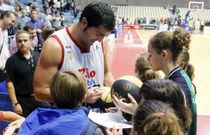 Chagoyen firma aut�grafos a la conclusi�n del partido ante el Gipuzkoa Basket. 