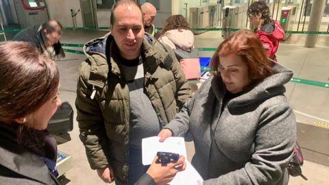 Agustn Canga y Vernica Morn ensean sus billetes antes de subirse al tren