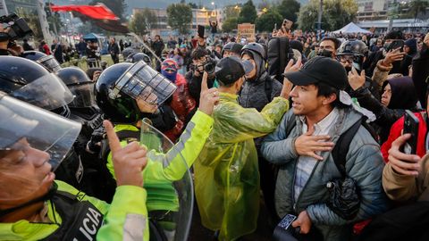 Manifestantesante la Polica de Ecuador durante una marcha contra el presidente Noboa por el alza del disel y en apoyo a los indgenas deImbabura, el martes en Quito.