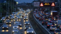 Las retenciones por trfico intenso son habituales en la avenida de Alfonso Molina.