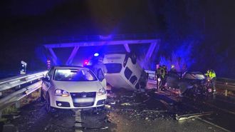 Uno de los coches se incendi� y otro, una furgoneta, qued� volcada sobre la calzada.