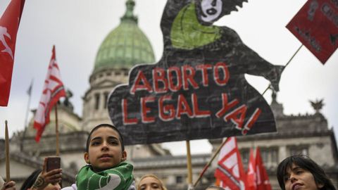 Manifestantes proabortistas y contrarios a la legalizaci�n se manifestaron frente al Parlamento de Buenos Aires durante el debate del proyecto del ley