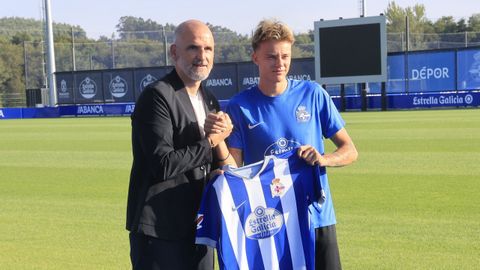 Fernando Soriano y Jonathan Asp Jensen, posando con la camiseta del Deportivo, antes de la presentaci�n del dan�s.