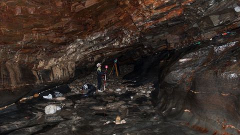 Cueva marina en Ollo do Mar, donde una veta de hierro fue explotada en el siglo VII