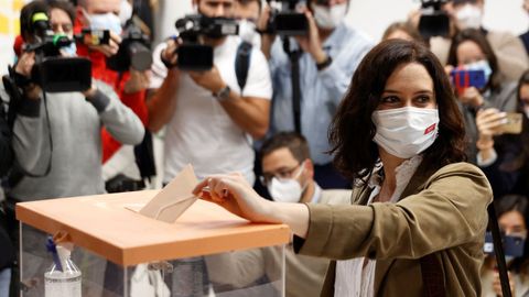 La presidenta de la Comunidad de Madrid, Isabel Daz Ayuso, vota en el colegio La Inmaculada-Marillac.